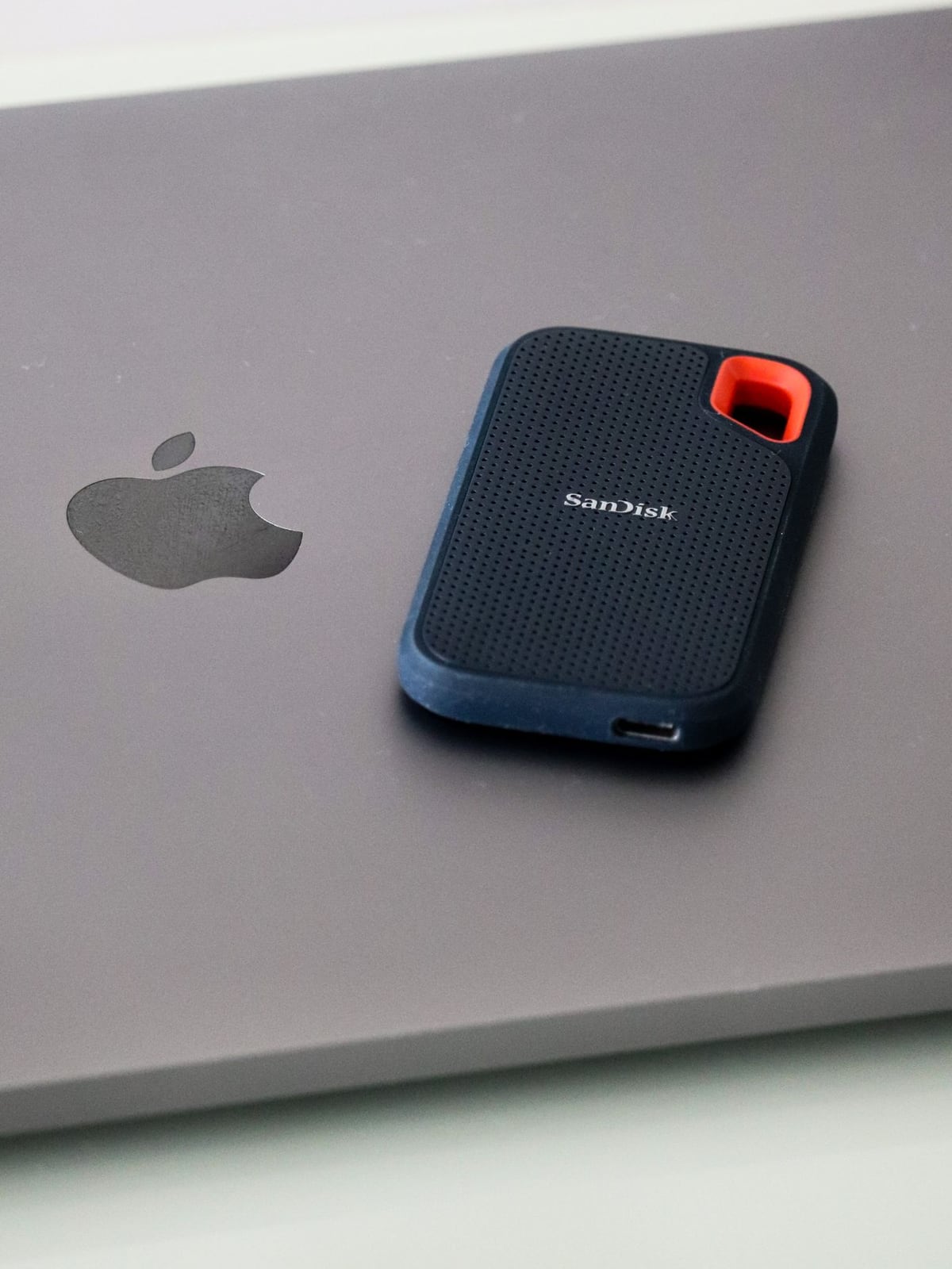 Eine externe SSD-Festplatte zur sicheren Übergabe von hochauflösenden Audio-Dateien