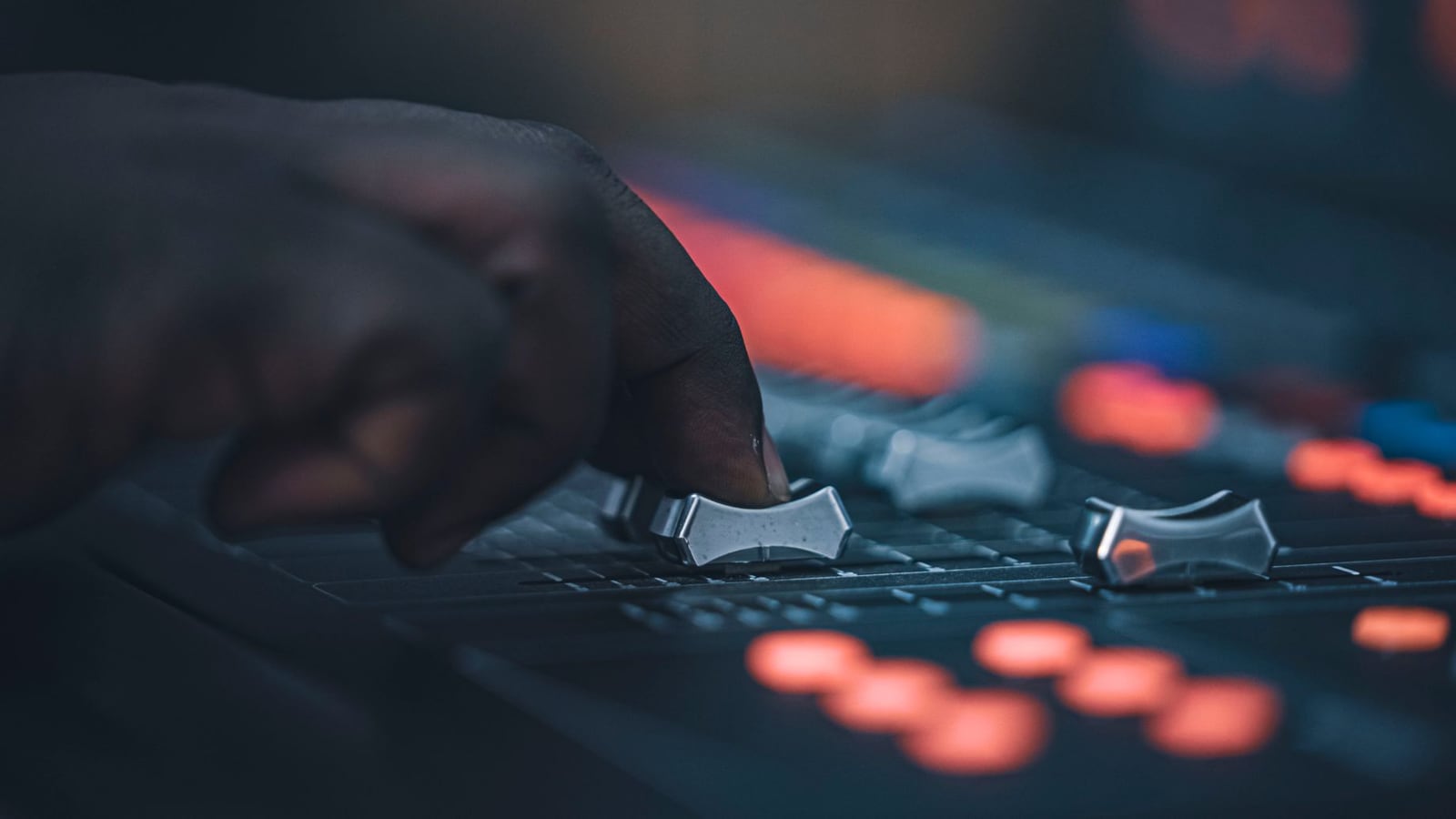 Detailaufnahme eines Mischpults während des Mixing-Prozesses in einem Salzburger Studio