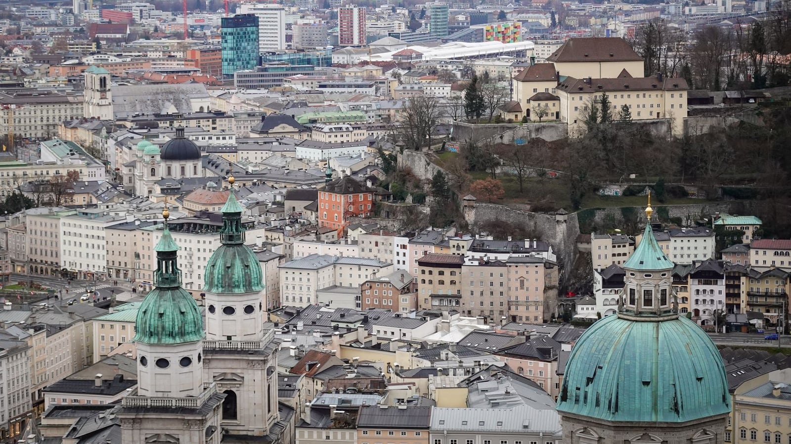 Blick auf die Stadt Salzburg mit der Festung Hohensalzburg im Hintergrund