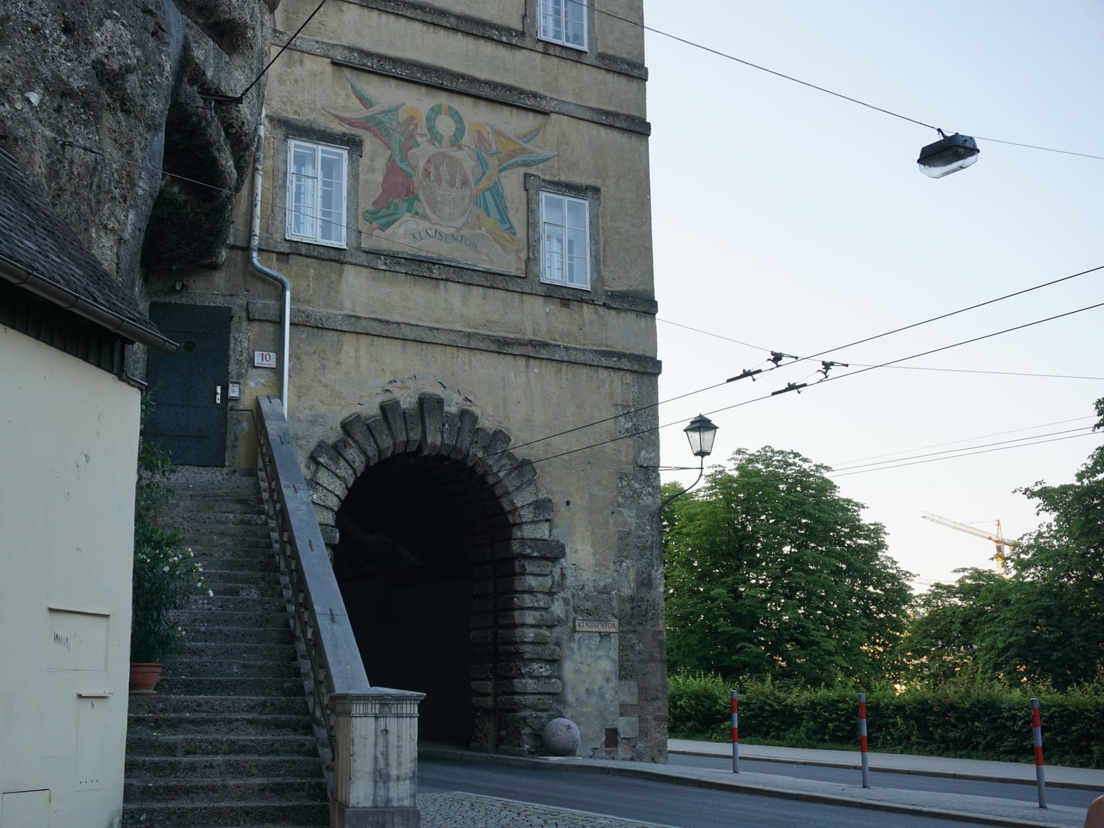 The discreet entrance to Barecatyra Studio in the historic Getreidegasse in Salzburg