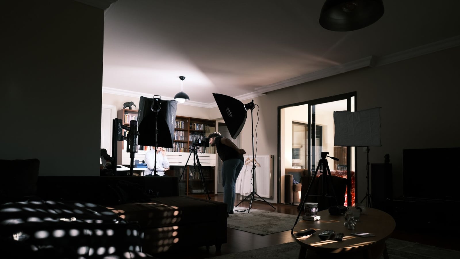 Der großzügige Live-Aufnahmeraum des Barecatyra Studios mit Holzboden und Akustikdiffusoren
